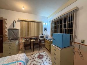 a kitchen with a table and a dining room at Departamento Nuevo Céntrico Las Marías 1 in Saltillo