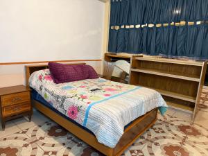 a bedroom with a bed and a dresser and a window at Departamento Nuevo Céntrico Las Marías 1 in Saltillo