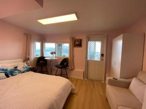 Postel nebo postele na pokoji v ubytování Beachbreeze Panoramic Oceanview 4BR 4BA Romantic Sunrise & Celestial Views