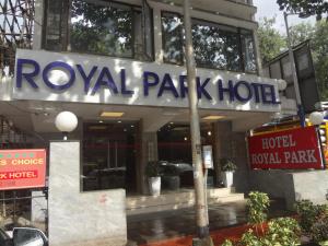 um hotel com uma placa que lê o Royal Park Hotel em Royal Park Hotel Dockyard em Mumbai