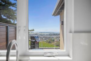 Blick aus einem Fenster auf einen Weinberg in der Unterkunft Bay View Bungalow in San Diego