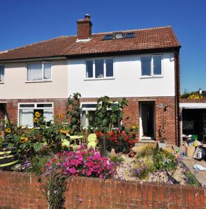 une maison avec un jardin devant dans l'établissement Lord Rod's Guest House, à Staines