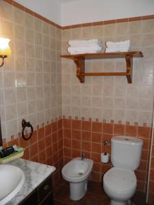 ナバレドンダ・デ・グレドスにあるMirasierra II Y IIIのバスルーム(トイレ、洗面台付)