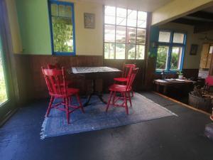 Posezení v ubytování Katikara Eco-Community - Rosewood accommodations