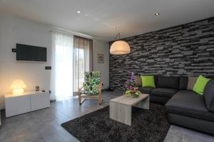Μια τηλεόραση ή/και κέντρο ψυχαγωγίας στο Apartments Fiora