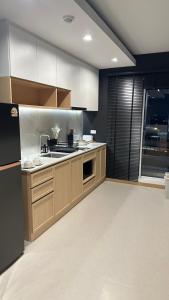 Η κουζίνα ή μικρή κουζίνα στο The1 Ratchaphruek I วิวเมืองนนทบุรี