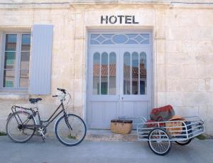 a bike parked in front of a hotel at Hotel Napoleon in Île dʼAix