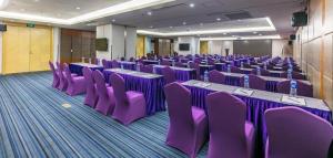 The Bauhinia في شنجن: قاعة اجتماعات مع طاولات وكراسي أرجوانية