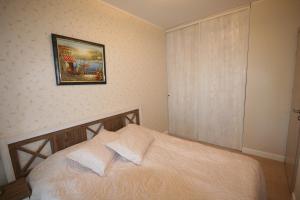 ユラタにあるApartament Bryzaの壁に絵が描かれたベッドルームのベッド1台