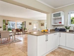 Η κουζίνα ή μικρή κουζίνα στο Sunny Thesen Islands Cottage