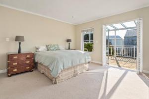 Ένα ή περισσότερα κρεβάτια σε δωμάτιο στο Sunny Thesen Islands Cottage