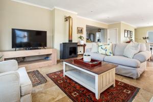 Μια τηλεόραση ή/και κέντρο ψυχαγωγίας στο Sunny Thesen Islands Cottage