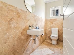 Ένα μπάνιο στο Sunny Thesen Islands Cottage +32 φωτογραφίες