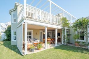 Κήπος έξω από το Sunny Thesen Islands Cottage