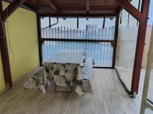 een tafel en een bank in een kamer met een raam bij Class Apartments in Oradea