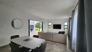 Μια τηλεόραση ή/και κέντρο ψυχαγωγίας στο Modern Farmhouse, Pool, WiFi in Estate