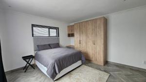 Ένα ή περισσότερα κρεβάτια σε δωμάτιο στο Modern Farmhouse, Pool, WiFi in Estate