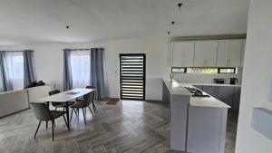 Η κουζίνα ή μικρή κουζίνα στο Modern Farmhouse, Pool, WiFi in Estate