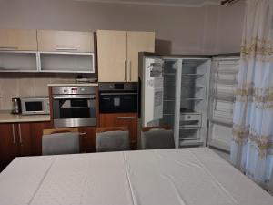 een keuken met een wit bed in een kamer bij Class Apartments in Oradea