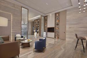 Lavande Hotels Liuyang Economic and Technology Development Zone في Yong'an: غرفة معيشة مع أريكة وطاولة