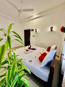 Кровать или кровати в номере Diamond Udawalawa Safari Resort