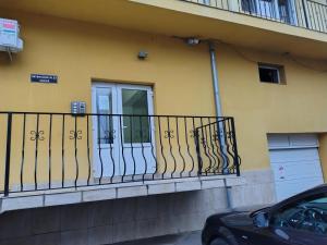 een geel gebouw met een balkon met een deur bij Class Apartments in Oradea
