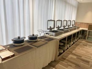 uma sala com um buffet com tigelas e espelhos em 芙蓉坊酒店 em Xian