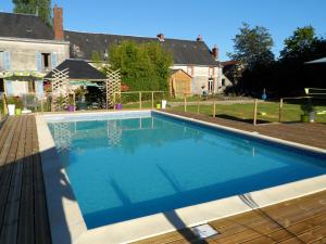 einen Pool in einem Hof mit einem Haus in der Unterkunft Chez Beaumont in Saint-Sébastien