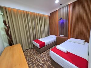 Ένα ή περισσότερα κρεβάτια σε δωμάτιο στο Grand Inn Hotel Semporna