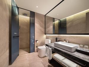 Phòng tắm tại Yunheyebo Hotel - South Gate of Bell and Drum Tower +63 ảnh