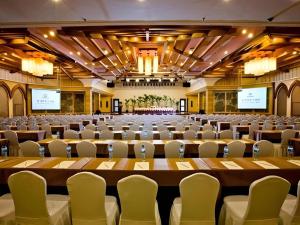 Hangzhou The First World Hotel في Xiaoshan: غرفه كبيره فيها طاولات وكراسي