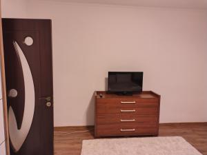 een kamer met een dressoir en een tv. bij Class Apartments in Oradea