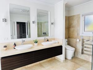 Et opholdsområde på Spacious 3BR Home in Sandy Bay with Parking & Views + 21 billeder