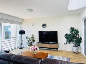 Et tv og/eller underholdning på Spacious 3BR Home in Sandy Bay with Parking & Views