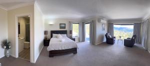 En eller flere senge i et værelse på Spacious 3BR Home in Sandy Bay with Parking & Views