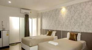 En eller flere senge i et værelse på The Premium Residence