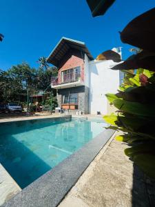 Hồ bơi trong/gần Hill Brown Resort