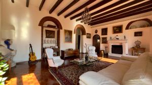 een woonkamer met een witte bank en een open haard bij Double Room Charme Milano Central Station in Milaan