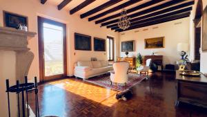 een woonkamer met een bank en een hond op de vloer bij Double Room Charme Milano Central Station in Milaan