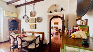 een eetkamer met een tafel en stoelen in een kamer bij Double Room Charme Milano Central Station in Milaan