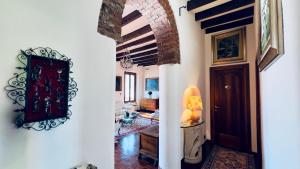 een hal met een deur en een woonkamer bij Double Room Charme Milano Central Station in Milaan