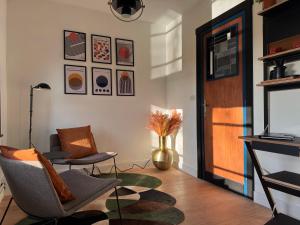 B&B Huis Billiet في بروج: غرفة معيشة مع كرسيين وطاولة