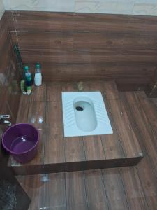 Koupelna v ubytování sukh dham