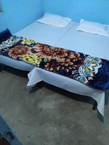 Postel nebo postele na pokoji v ubytování sukh dham