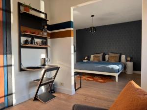 a bedroom with a bed and a desk in a room at B&B Huis Billiet in Bruges