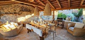 Et opholdsområde på Hvar Stone Villa with pool