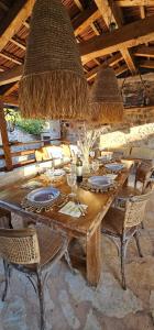 En restaurant eller et andet spisested på Hvar Stone Villa with pool