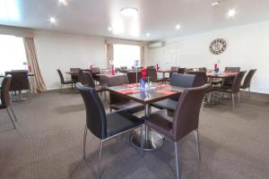 A restaurant or other place to eat at Harvest Lodge Motel - Gunnedah