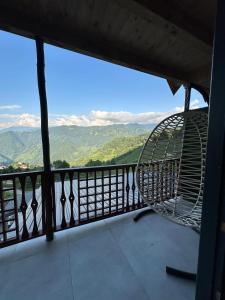 Nespecifikovaný výhled na hory nebo výhled na hory při pohledu z chaty