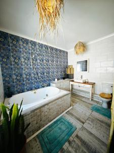 TV a/nebo společenská místnost v ubytování Seascape Camps Bay